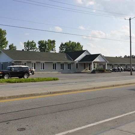 Motel Les Pignons Verts Buckingham Экстерьер фото