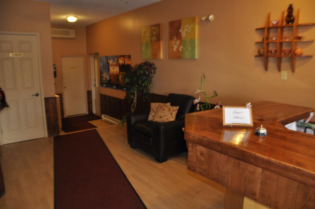 Motel Les Pignons Verts Buckingham Экстерьер фото