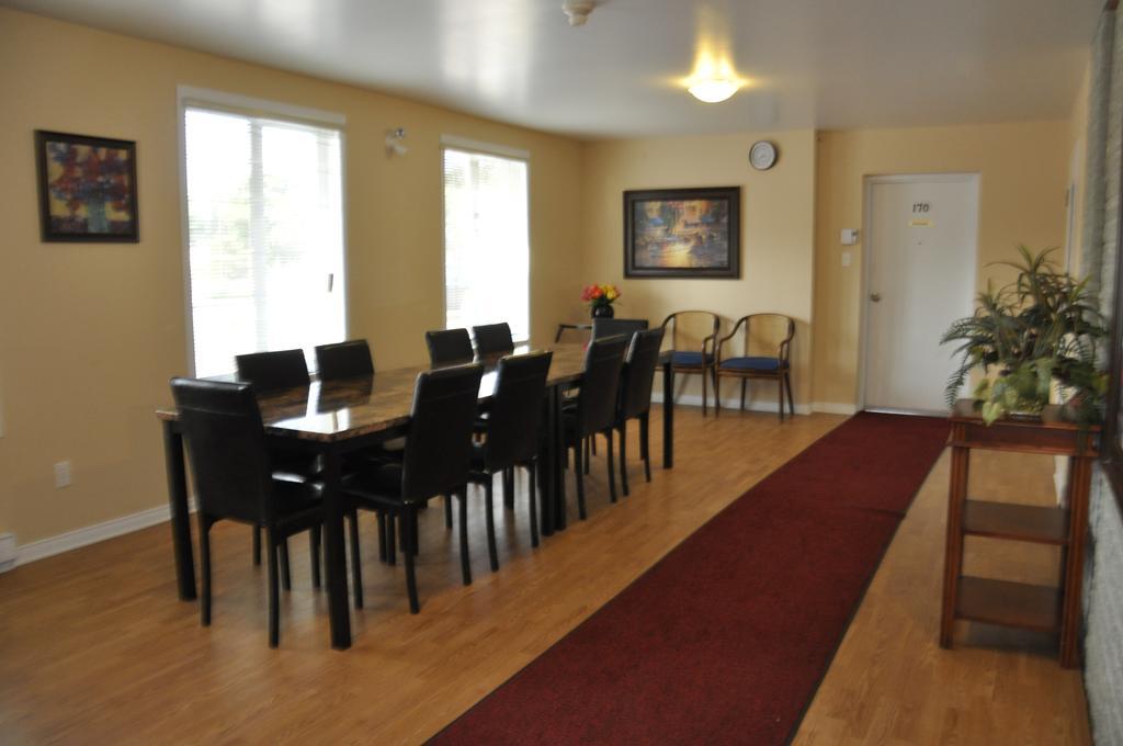 Motel Les Pignons Verts Buckingham Экстерьер фото