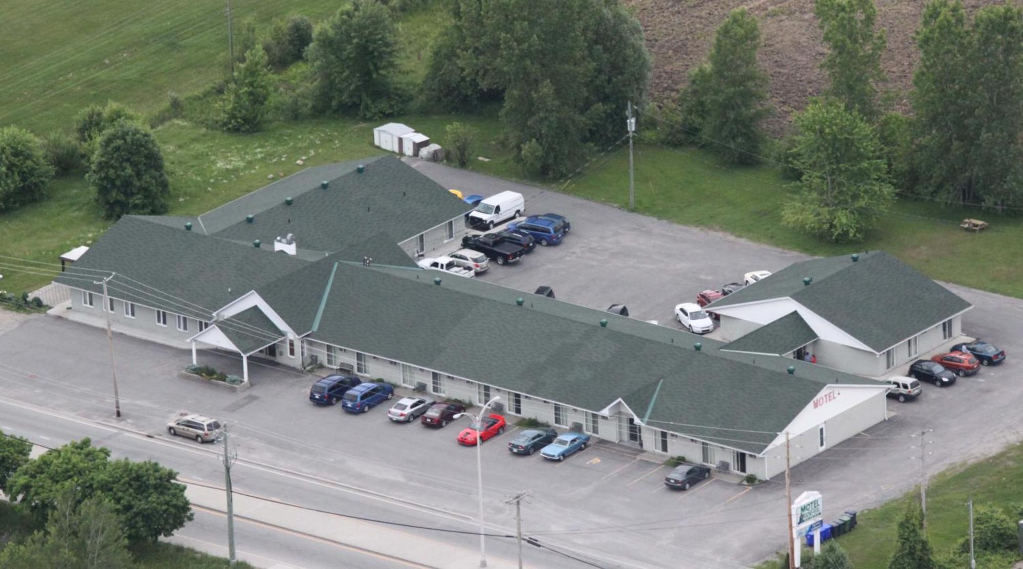 Motel Les Pignons Verts Buckingham Экстерьер фото