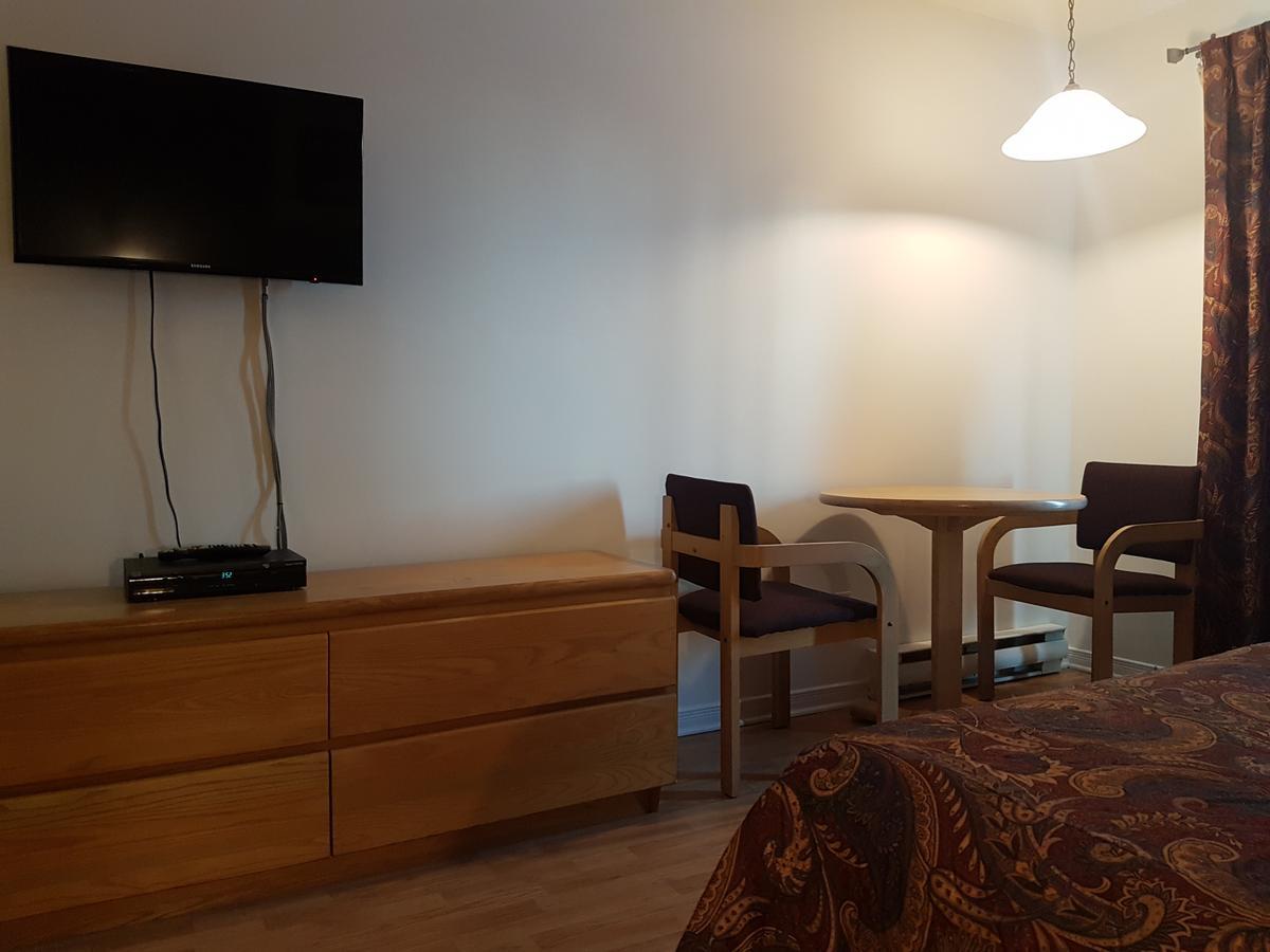 Motel Les Pignons Verts Buckingham Экстерьер фото