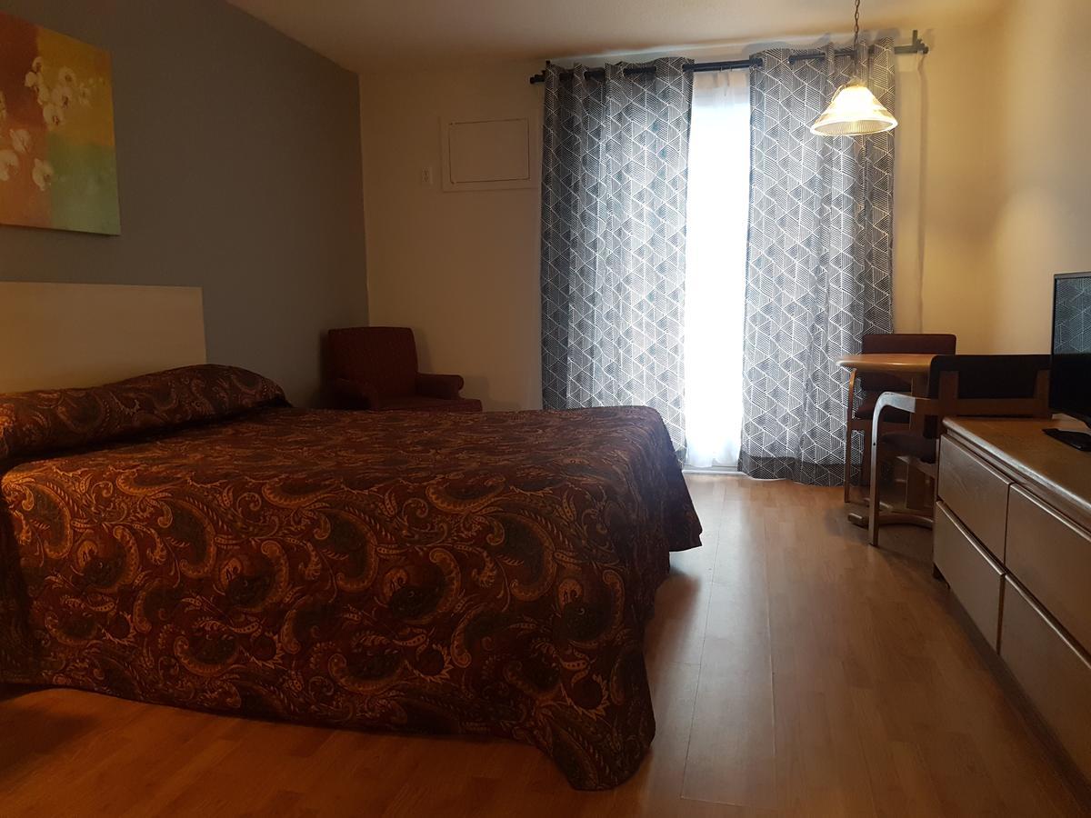 Motel Les Pignons Verts Buckingham Экстерьер фото